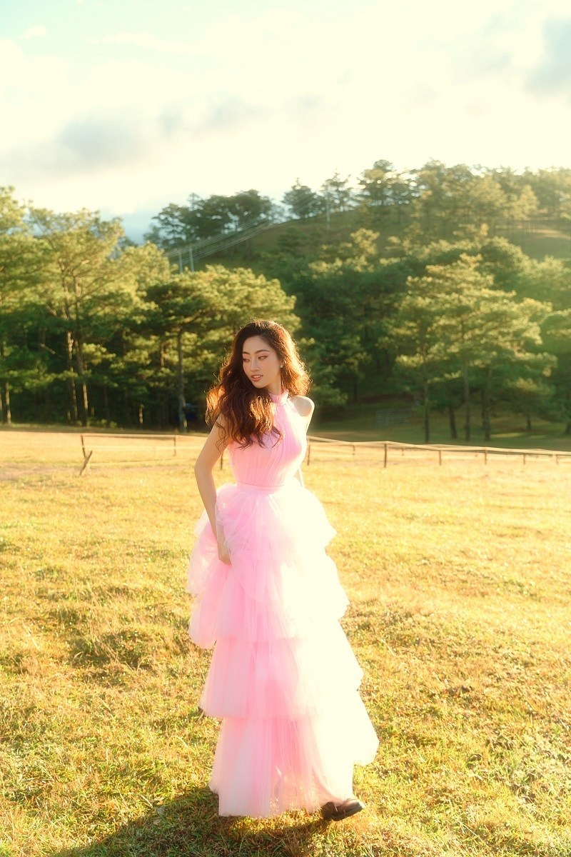 D&ugrave; kh&ocirc;ng lọt top 5 nhưng người đẹp đ&atilde; nhanh ch&oacute;ng h&eacute; lộ vai tr&ograve; mới của m&igrave;nh sau khi trở về từ cuộc thi. Ch&acirc;n d&agrave;i sinh năm 2000 sẽ c&oacute; mặt tại Đ&agrave; Lạt với vai tr&ograve; l&agrave; đại sứ h&igrave;nh ảnh của Festival Hoa Đ&agrave; Lạt 2019