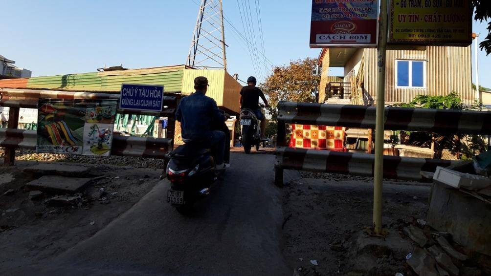 Chưa bố tr&iacute; người cảnh giới đảm bảo ATGT tại lối đi tự mở nguy hiểm ở Huế