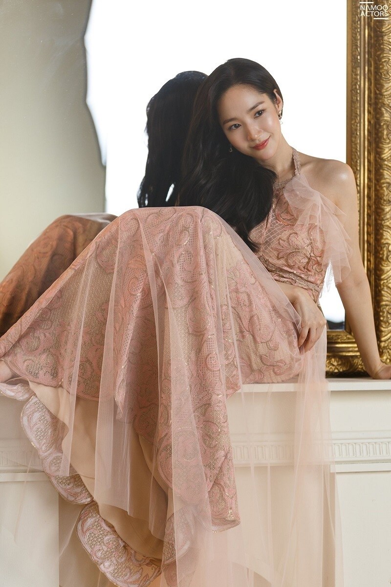 Những h&igrave;nh ảnh quảng c&aacute;o mới của nữ diễn vi&ecirc;n vừa được c&ocirc;ng ty quản l&yacute; của c&ocirc; tung ra tiếp tục g&acirc;y ch&uacute; &yacute; bởi vẻ đẹp mặn m&agrave; v&agrave; gợi cảm