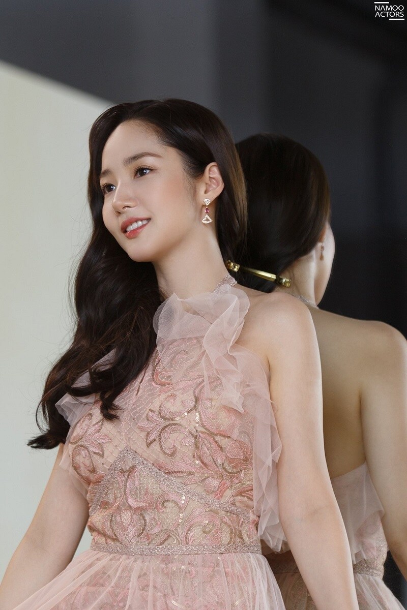 Cận cảnh g&oacute;c nghi&ecirc;ng "cực phẩm" của diễn vi&ecirc;n "Thư k&yacute; Kim sao thế"