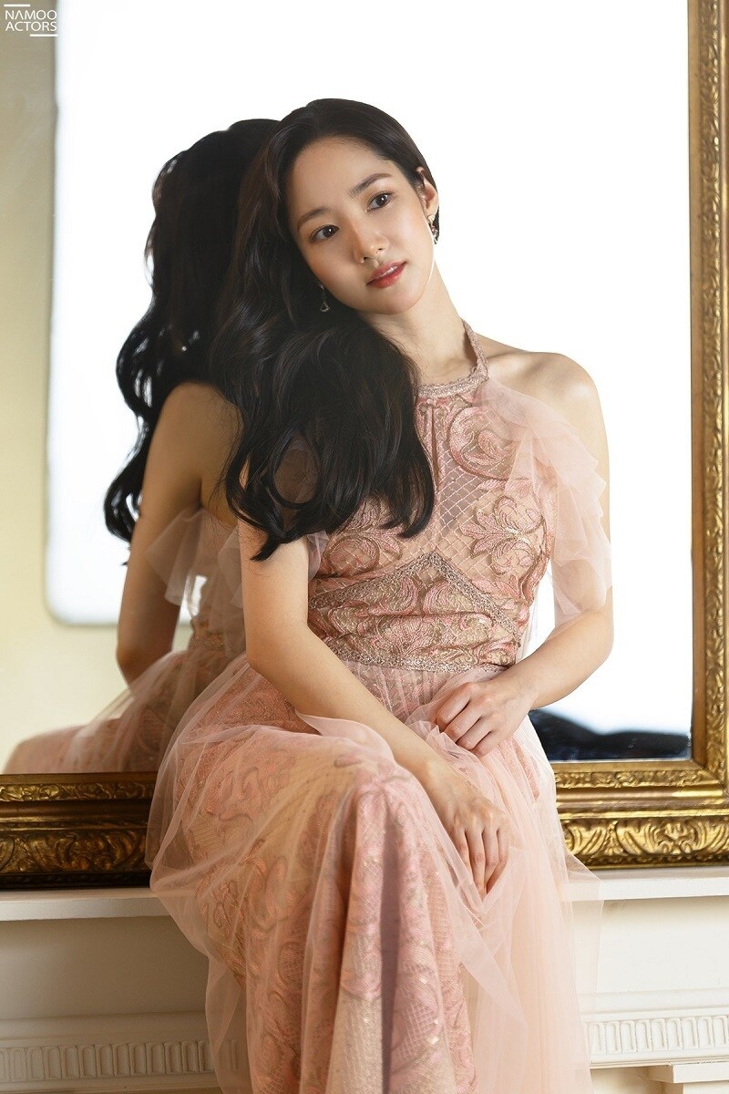 Từng thừa nhận c&oacute; dao k&eacute;o nhưng nhờ kh&ocirc;ng lạm dụng phẫu thuật thẩm mỹ, cũng như "dao k&eacute;o' đ&uacute;ng chỗ n&ecirc;n Park Min Young vẫn giữ được những n&eacute;t ri&ecirc;ng của m&igrave;nh