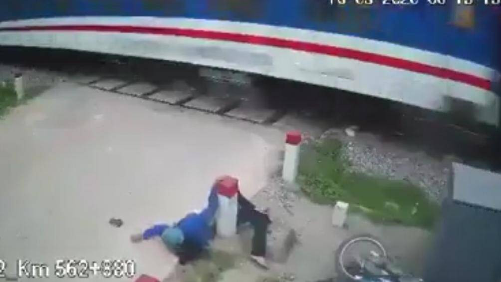 Video: Người phụ nữ gặp nạn thương t&acirc;m khi cố vượt g&aacute;c chắn t&agrave;u hỏa