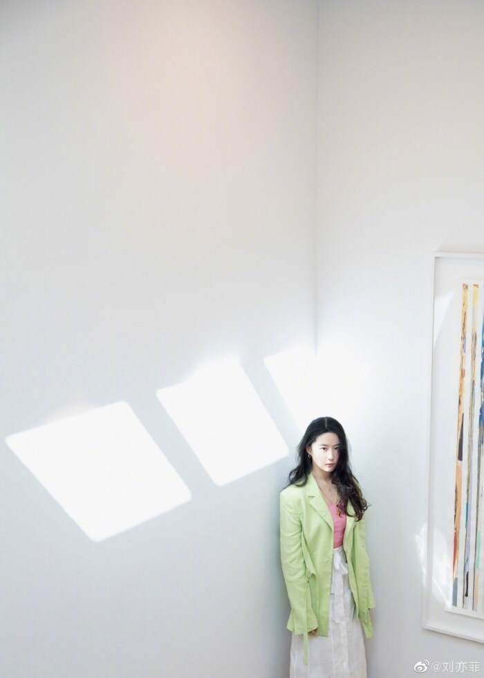 Thực tế, Lưu Diệc Phi từng nhiều lần c&oacute; tin đồn đang hẹn h&ograve; với L&yacute; Dịch Phong nhưng c&ocirc; chưa từng l&ecirc;n tiếng phủ nhận hay khẳng định. Thời gian qua, c&ocirc; bị mắc kẹt ở nước ngo&agrave;i v&igrave; dịch bệnh v&agrave; hầu như kh&ocirc;ng c&oacute; tương t&aacute;c n&agrave;o với nam diễn vi&ecirc;n họ L&yacute;.