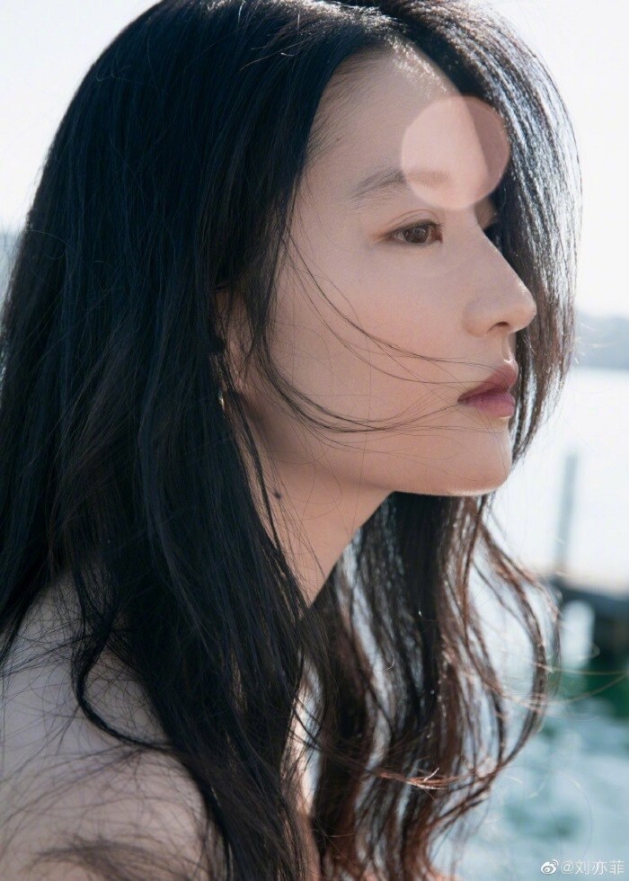 Ở những g&oacute;c nghi&ecirc;ng, nữ diễn vi&ecirc;n khoe trọn chiếc mũi cao thẳng tắp như một c&aacute;ch đ&aacute;p trả những soi m&oacute;i về khuyết điểm gương mặt của m&igrave;nh thời gian qua.