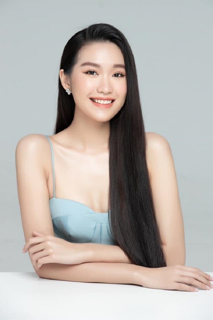 C&ocirc; sở hữu vẻ đẹp trong trẻo với nụ cười tươi tắn v&agrave; m&aacute;i t&oacute;c d&agrave;i thướt tha, chuẩn h&igrave;nh ảnh phụ nữ &Aacute; Đ&ocirc;ng