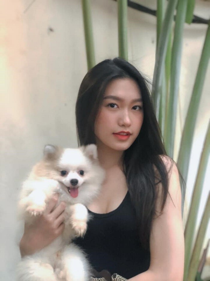 Hiện tại, c&ocirc; đang theo học năm nhất của trường Đại học Luật H&agrave; Nội.