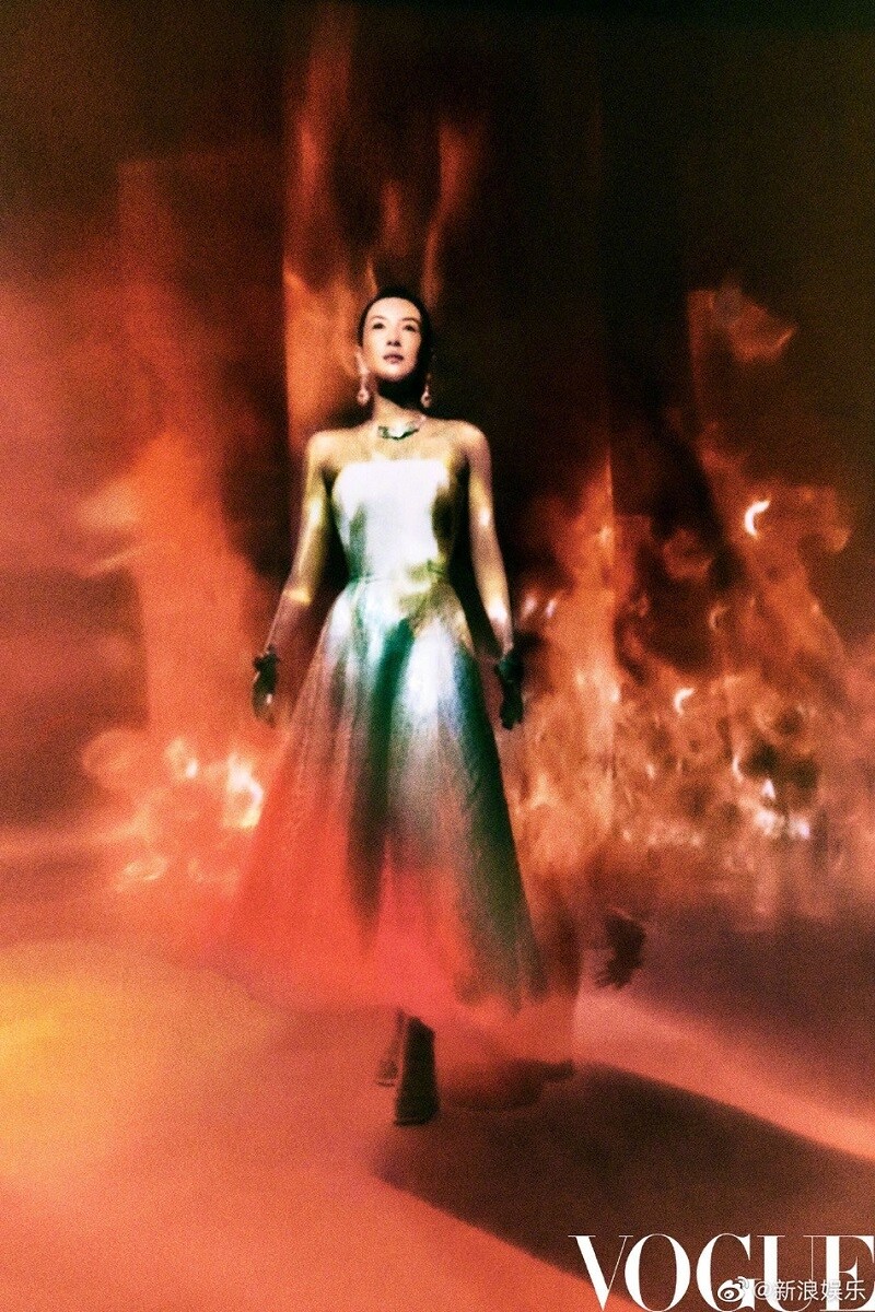 Xuất hiện trong tạp ch&iacute; Vogue số mới nhất, Chương Tử Di g&acirc;y ấn tượng bởi vẻ đẹp b&iacute; hiểm trong những bức ảnh được thực hiện theo phong c&aacute;ch sơn dầu