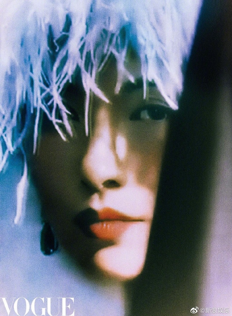 Theo Sina, chỉ t&iacute;nh ri&ecirc;ng bất động sản của nữ minh tinh đ&atilde; đạt 2 tỷ NDT (gần 6000 tỷ đồng). Đ&oacute; l&agrave; chưa kể c&aacute;c nguồn quảng c&aacute;o, c&aacute;t-s&ecirc;, si&ecirc;u xe...