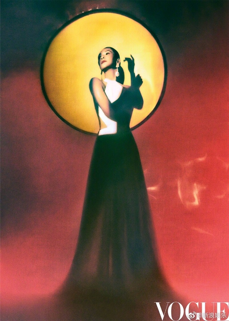 Khi diện chiếc v&aacute;y kho&eacute;t eo, Chương Tử Di khoe được v&oacute;c d&aacute;ng thanh mảnh với v&ograve;ng eo con kiến d&ugrave; đ&atilde; trải qua 2 lần sinh nở