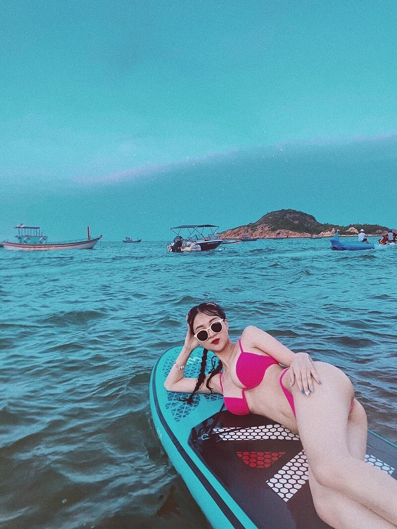 C&ocirc; g&aacute;i qu&ecirc; H&agrave; Nam c&oacute; lợi thế về ngoại h&igrave;nh v&agrave; đ&oacute;ng quảng c&aacute;o n&ecirc;n lu&ocirc;n biết c&aacute;ch tạo d&aacute;ng, khoe những ưu điểm của m&igrave;nh.