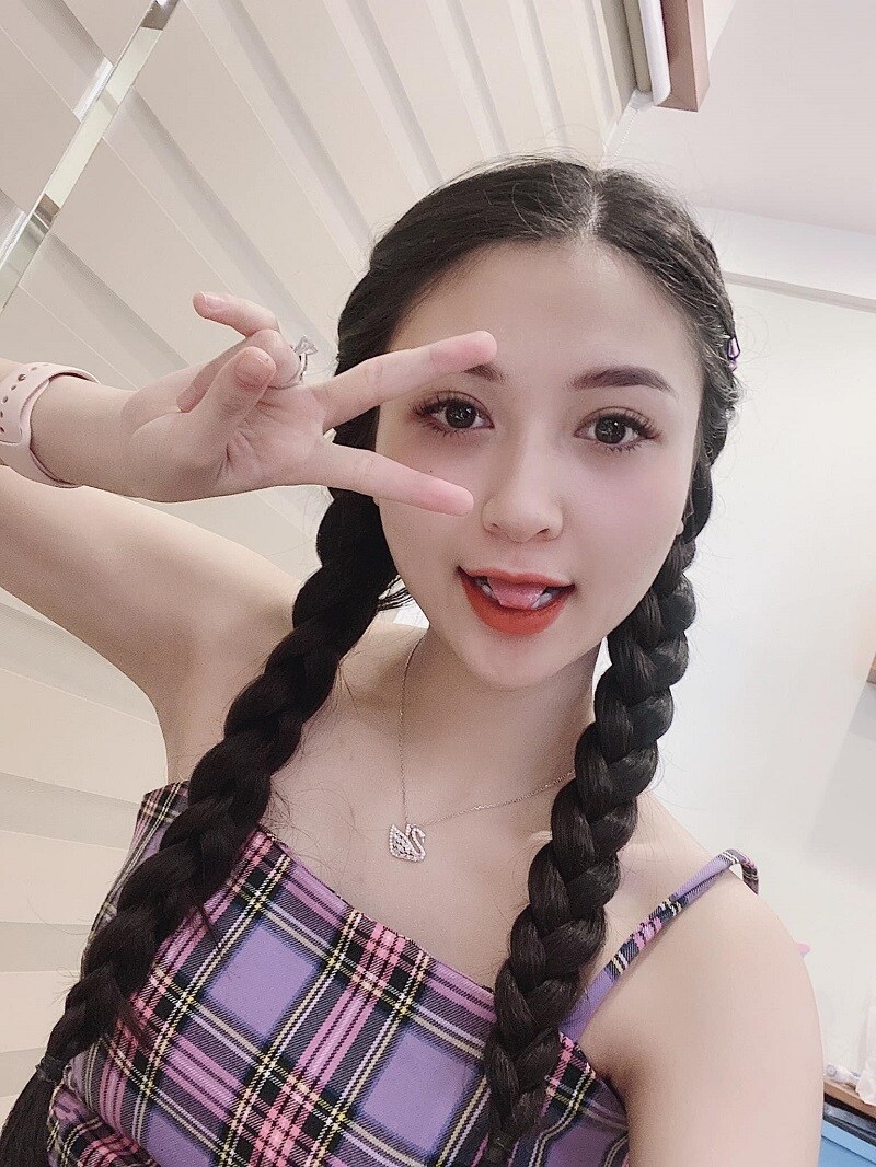 Anh Thư hiện l&agrave; sinh vi&ecirc;n năm cuối ĐH Sư phạm nghệ thuật Trung ương khoa thanh nhạc C&ocirc; cũng tham gia một số vai phụ trong c&aacute;c phim như "Đại gia ch&acirc;n đất", "T&igrave;nh y&ecirc;u v&agrave; tham vọng"...