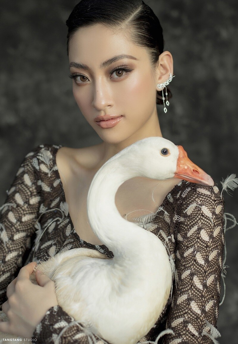 Người đẹp Cao Bằng mang tới những h&igrave;nh ảnh pha trộn phong c&aacute;ch cổ điển với hiện đại