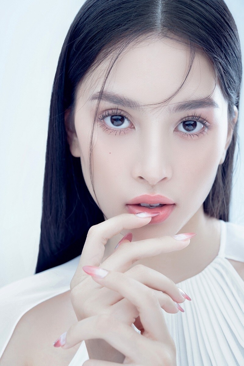 Cận cảnh đường n&eacute;t gương mặt tr&aacute;i xoan của hoa hậu Tiểu Vy