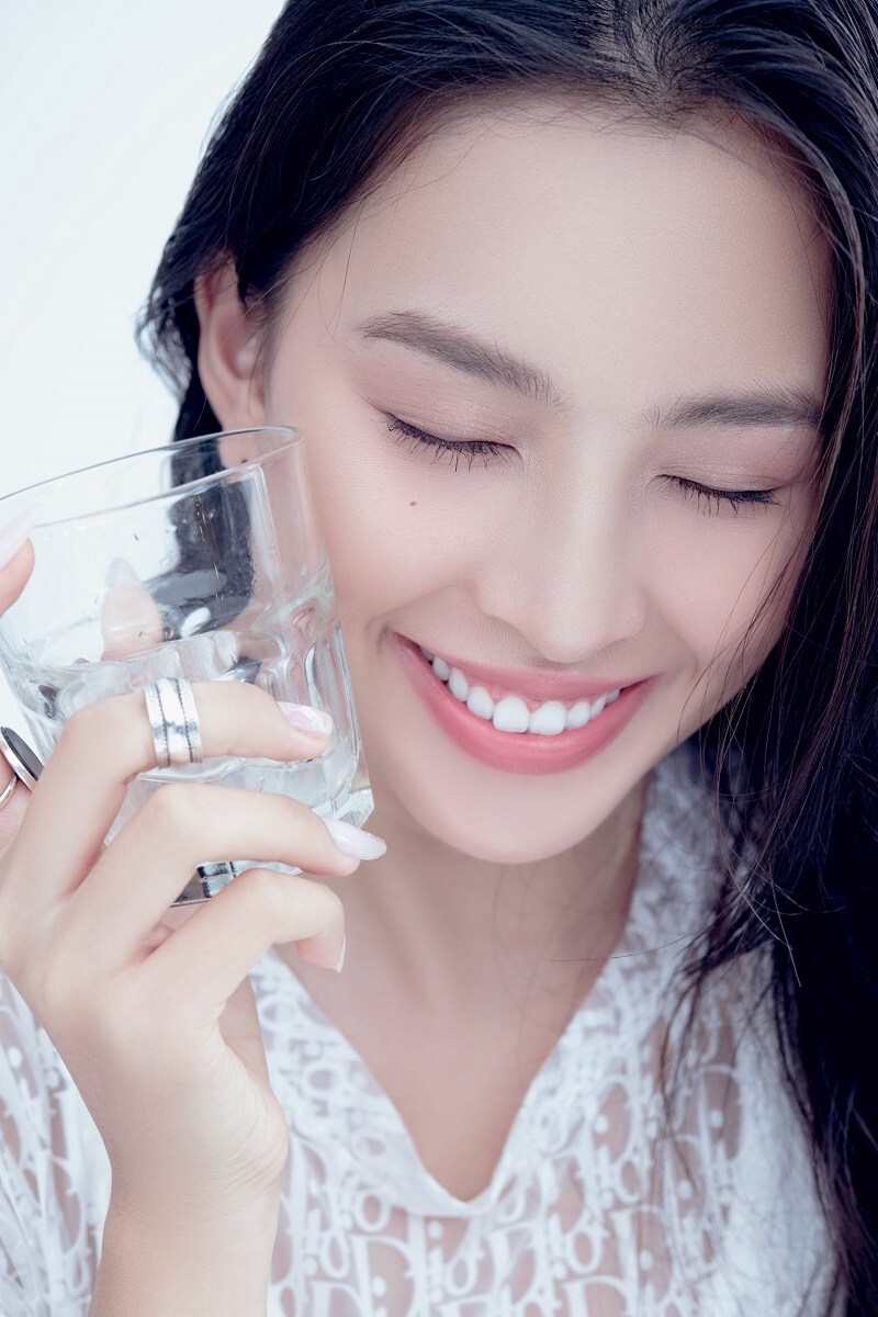 Đặc biệt, lần n&agrave;y c&oacute; nhiều bức h&igrave;nh chụp cận mặt Tiểu Vy, để c&ocirc; c&oacute; thể ph&ocirc; ra những n&eacute;t đẹp tr&ecirc;n gương mặt m&igrave;nh