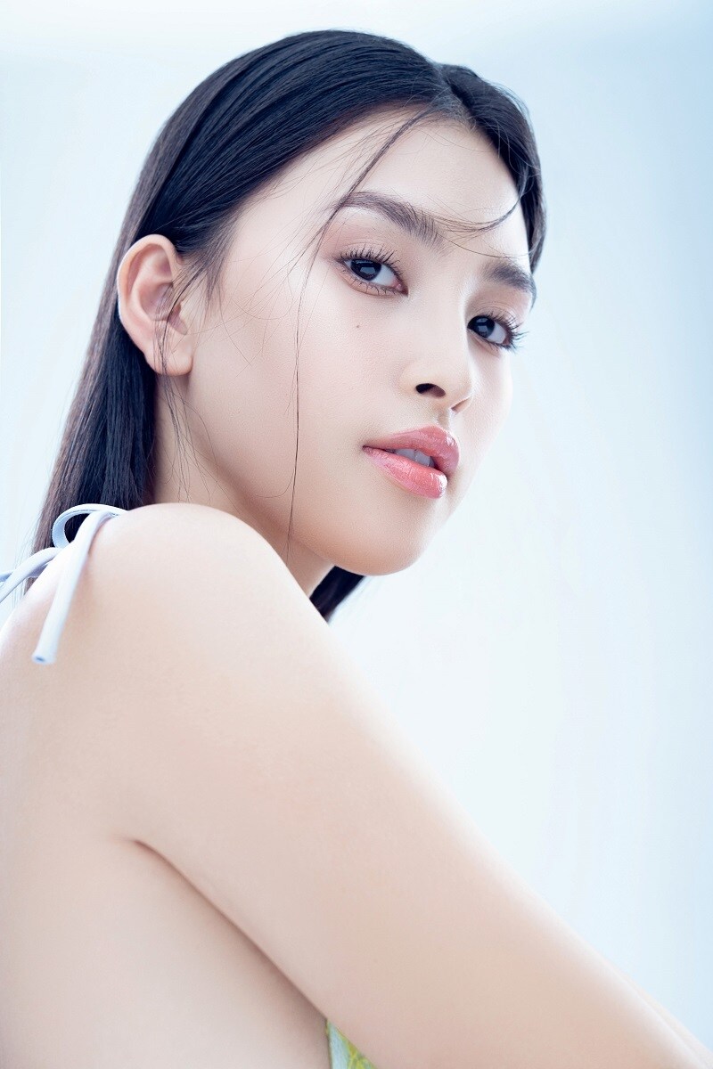 Sau hai năm đăng quang ng&ocirc;i vị cao nhất tại cuộc thi Hoa hậu Việt Nam 2018, hoa hậu Tiểu Vy chuẩn bị bước sang tuổi 20. C&ocirc; vừa đ&aacute;nh dấu tuổi mới của m&igrave;nh bằng những h&igrave;nh ảnh kh&aacute;c với phong c&aacute;ch thường thấy.