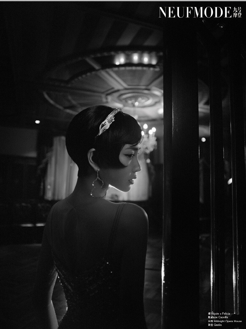 Nữ diễn vi&ecirc;n khoe thần th&aacute;i với m&aacute;i t&oacute;c ngắn v&agrave; lối trang điểm như những qu&yacute; c&ocirc; thập ni&ecirc;n 70