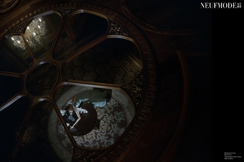 Ngo&agrave;i ra, b&agrave; x&atilde; của Huỳnh Hiểu Minh c&ograve;n g&acirc;y tranh c&atilde;i với m&agrave;n diễn xuất trong bộ phim "The Skysle". C&ocirc; bị đ&aacute;nh gi&aacute; l&agrave; "b&igrave;nh hoa di động", thể hiện thất bại trong những cảnh kh&oacute;c.