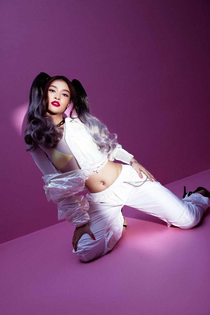 C&ocirc; thử sức với phong c&aacute;ch hiphop, c&aacute; t&iacute;nh nhưng kh&ocirc;ng k&eacute;m phần gợi cảm