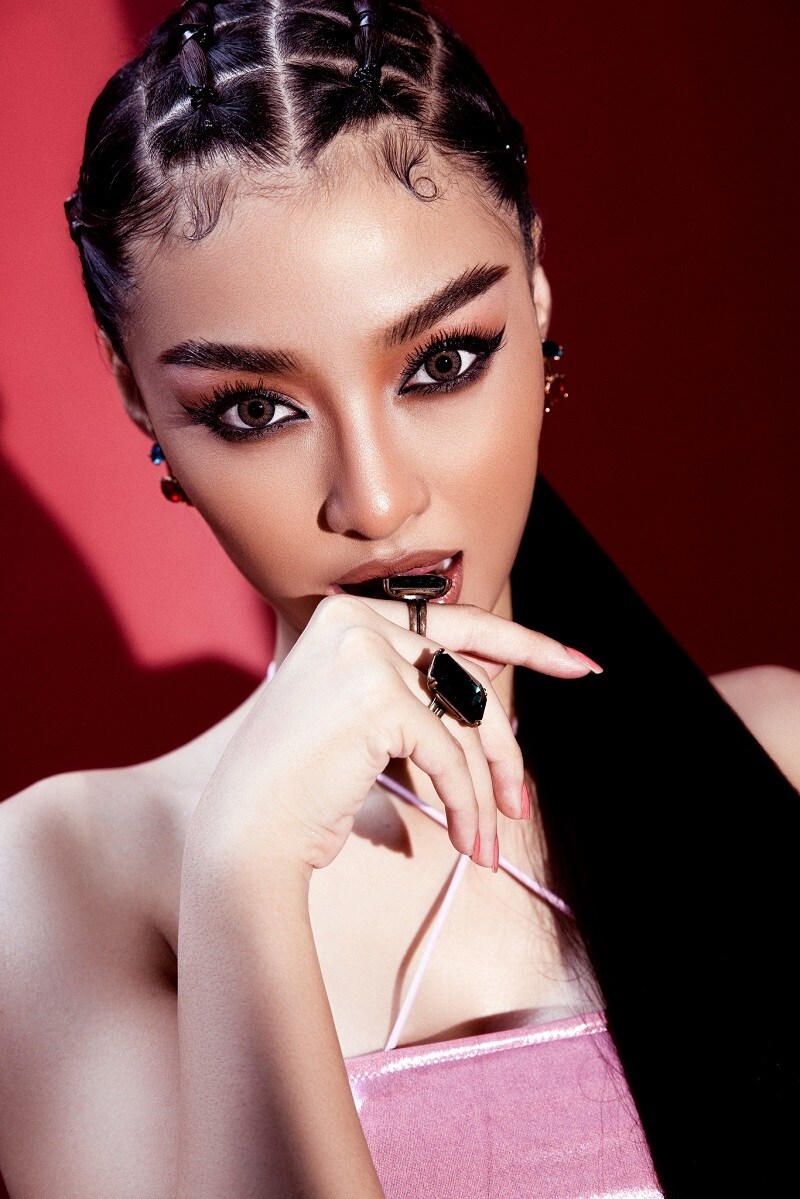 "Người ta n&oacute;i b&ecirc;n tai, ch&acirc;n d&agrave;i n&atilde;o ngắn chẳng bằng ai. Trời sinh ra đẹp đ&acirc;u c&oacute; g&igrave; l&agrave; sai&rdquo;, &aacute; hậu 20 tuổi t&acirc;m sự.