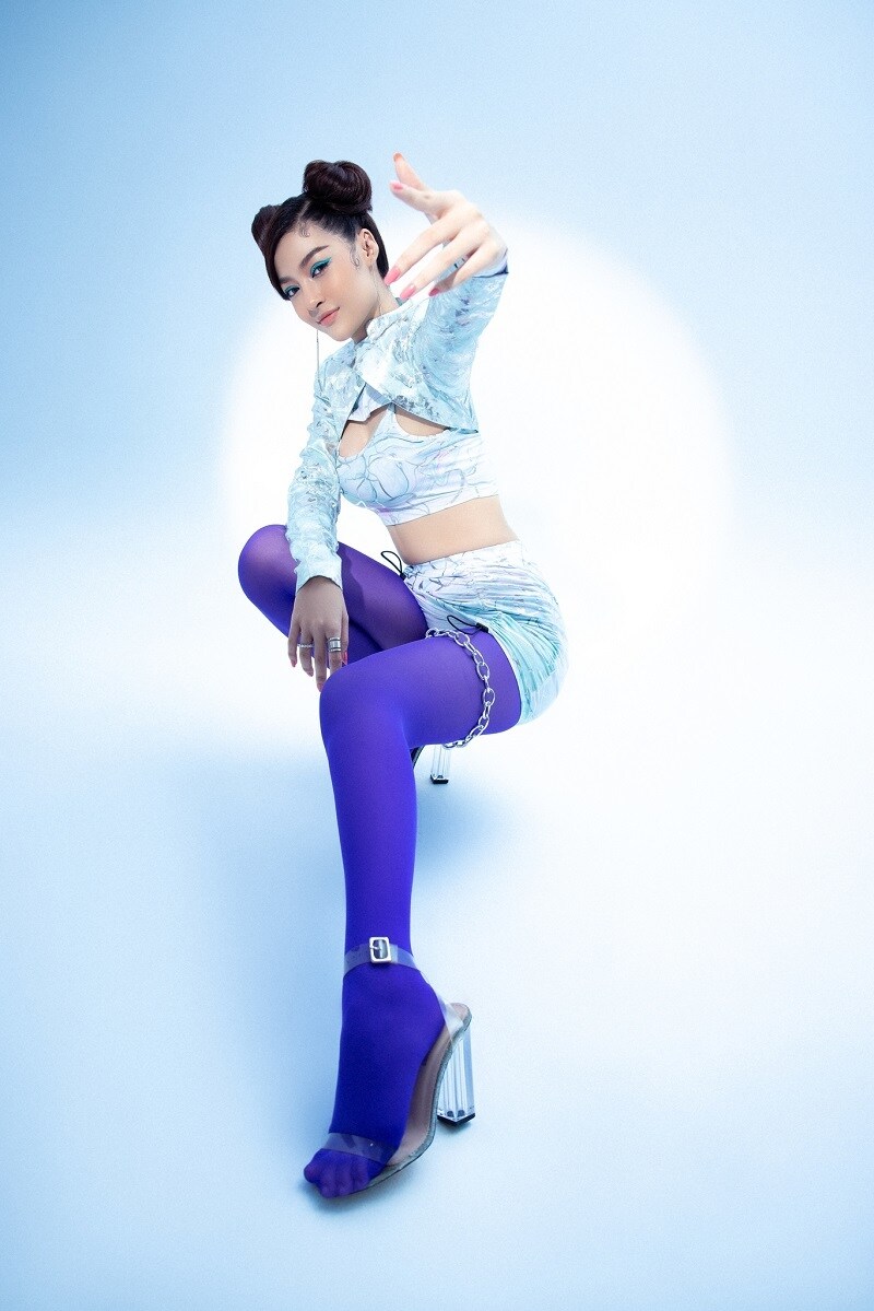 Mặc những định kiến về việc &ldquo;người đẹp đi rap&rdquo;, Kiều Loan muốn từng bước chứng minh thực lực của bản th&acirc;n. N&agrave;ng hậu sinh năm 2000 vừa cho thấy sự biến h&oacute;a đầu ti&ecirc;n qua những h&igrave;nh ảnh mới của m&igrave;nh, về một Lona Kiều Loan.