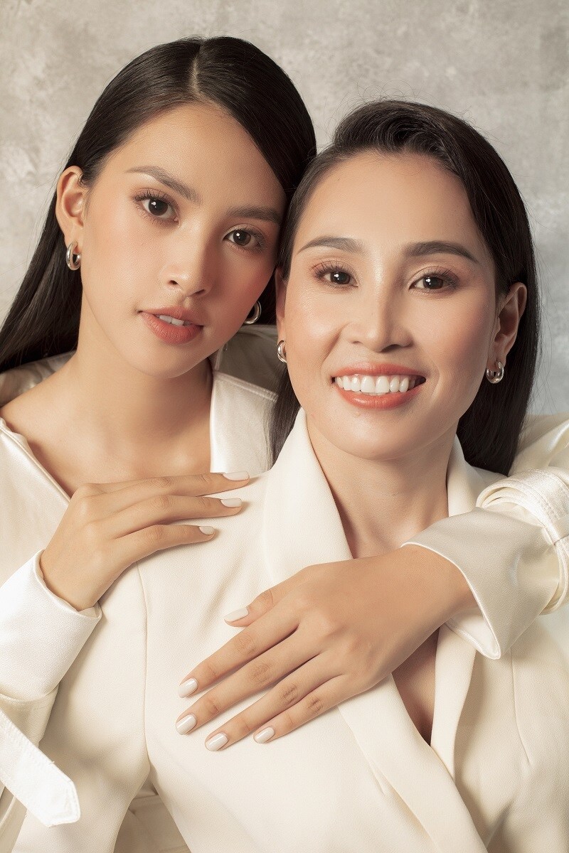 C&oacute; con g&aacute;i l&agrave; hoa hậu, lu&ocirc;n phải đối diện với nhiều &aacute;nh mắt soi m&oacute;i của dư luận nhưng mẹ của Trần Tiểu Vy khẳng định, b&agrave; kh&ocirc;ng muốn quan t&acirc;m đến những lời thị phi từ đ&aacute;m đ&ocirc;ng v&igrave; tin con g&aacute;i m&igrave;nh vẫn c&ograve;n thời gian d&agrave;i để trưởng th&agrave;nh v&agrave; cố gắng