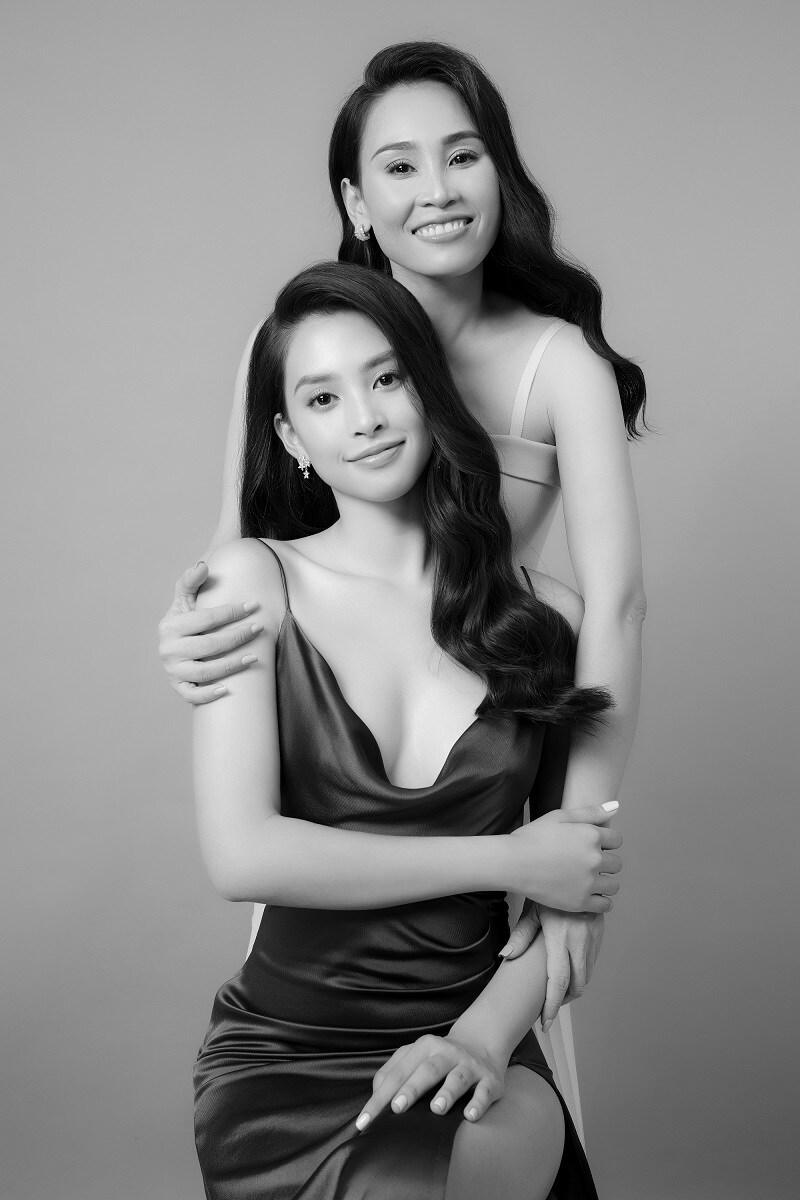 Trong những bức h&igrave;nh chụp với mẹ, nhan sắc của hai mẹ con đều cho thấy sự trẻ trung, như hai "chị em".