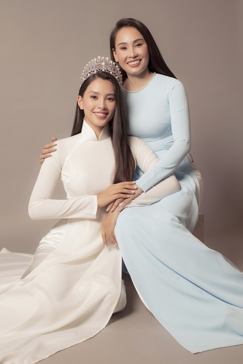 Tiểu Vy c&ocirc; lu&ocirc;n thể hiện tự h&agrave;o về mối quan hệ gắn b&oacute; với mẹ của m&igrave;nh. Ở b&ecirc;n cạnh mẹ, n&agrave;ng hậu biến th&agrave;nh c&ocirc; con g&aacute;i b&eacute; bỏng, e ấp b&ecirc;n phụ mẫu của m&igrave;nh.