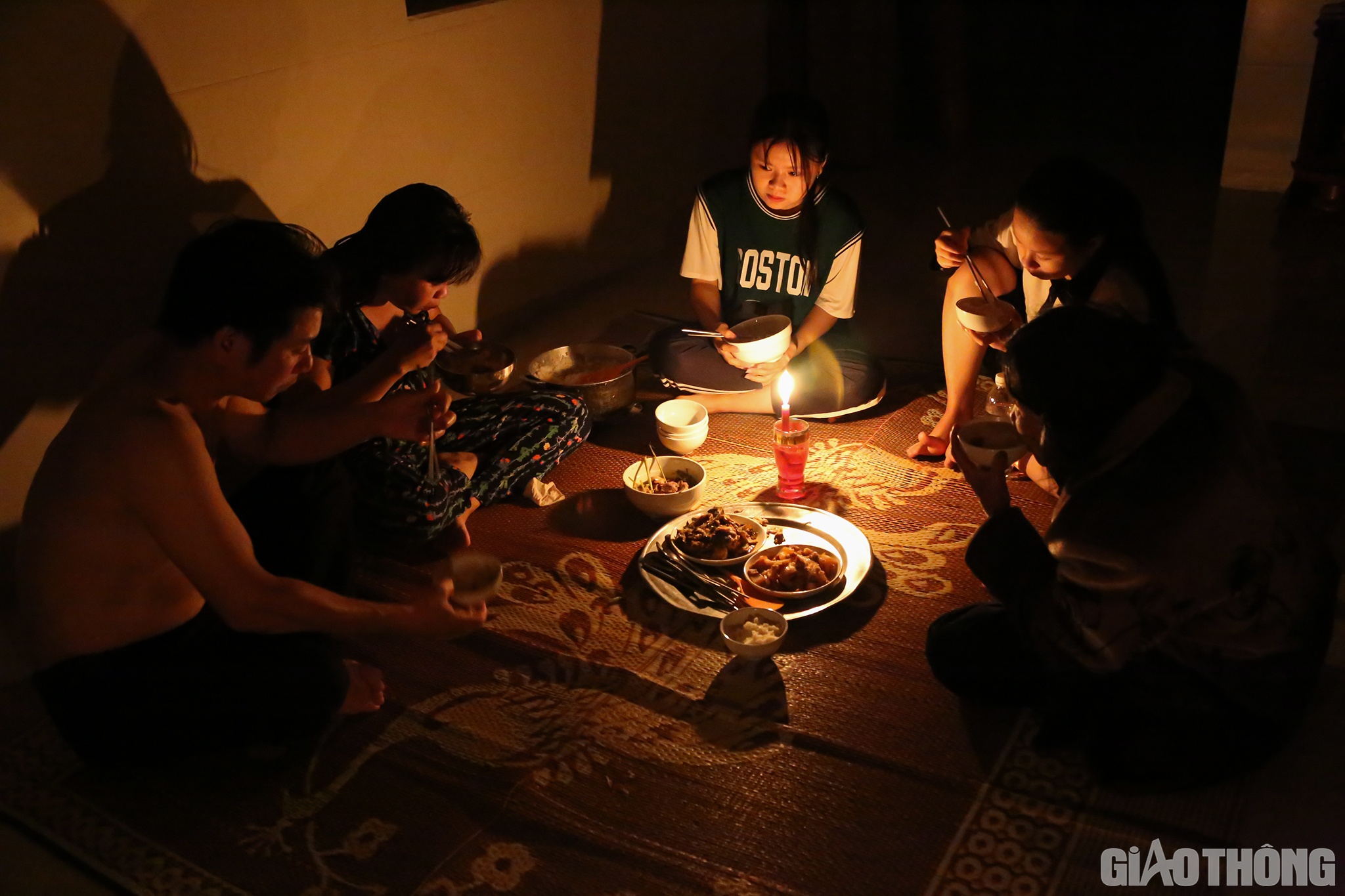 Nhiều x&atilde; ở huyện Cẩm Xuy&ecirc;n vẫn chưa c&oacute; điện, "đại" gia đ&igrave;nh anh Phan Văn Tuấn ở th&ocirc;n Đ&ocirc;ng Nam L&yacute;, x&atilde; Cẩm B&igrave;nh phải thắp nến ăn cơm.