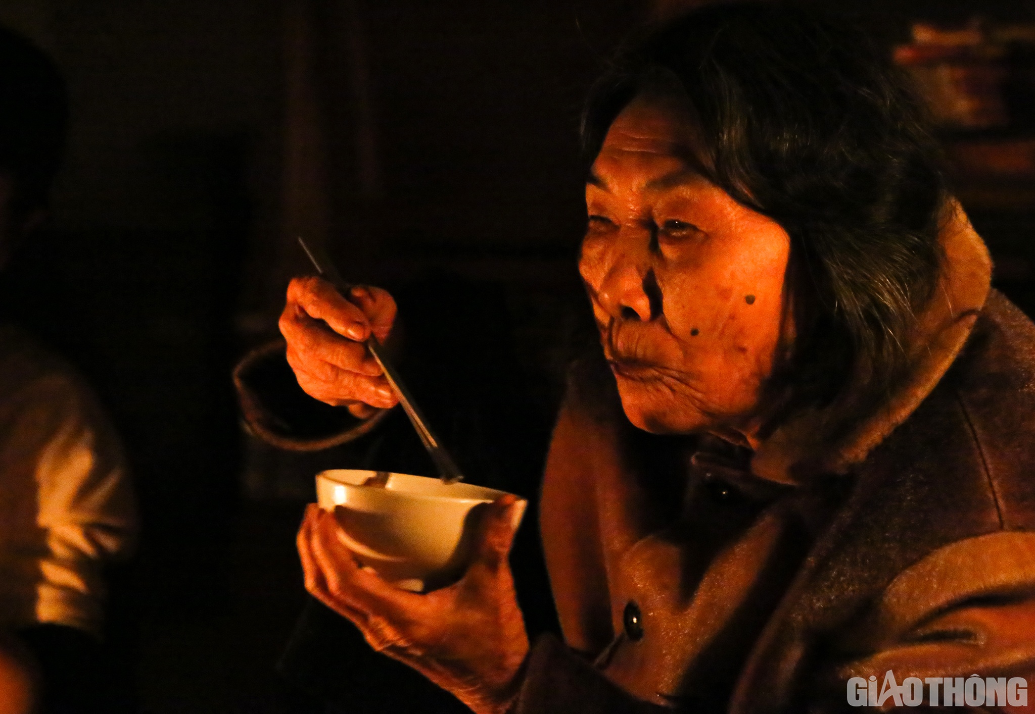 Cụ b&agrave; Nguyễn Thị Kim (81 tuổi, ở th&ocirc;n B&igrave;nh Quang, x&atilde; Cẩm B&igrave;nh) chuyển sang ăn chung với  gia đ&igrave;nh ăn Tuấn từ 3 h&ocirc;m nay. Cụ Kim cho biết, d&ugrave; đ&atilde; 81 tuổi nhưng đ&acirc;y l&agrave; lần đầu ti&ecirc;n cụ thấy trận lũ lớn như vậy.