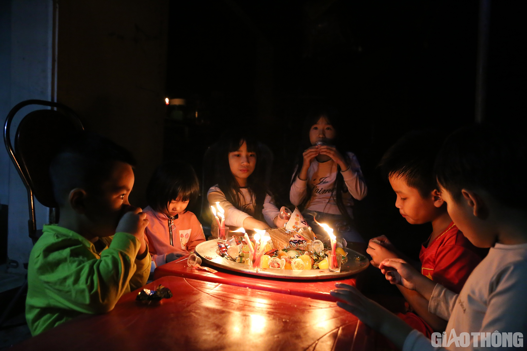 Buổi lễ kh&ocirc;ng c&oacute; b&aacute;nh sinh nhật, hoa quả v&agrave; nhiều loại kẹo b&aacute;nh kh&aacute;c nhưng vẫn c&oacute; nhiều bạn nhỏ h&agrave;ng x&oacute;m tham dự, sau khi thổi nến c&aacute;c bạn nhỏ c&ugrave;ng nhau ph&aacute; cỗ.