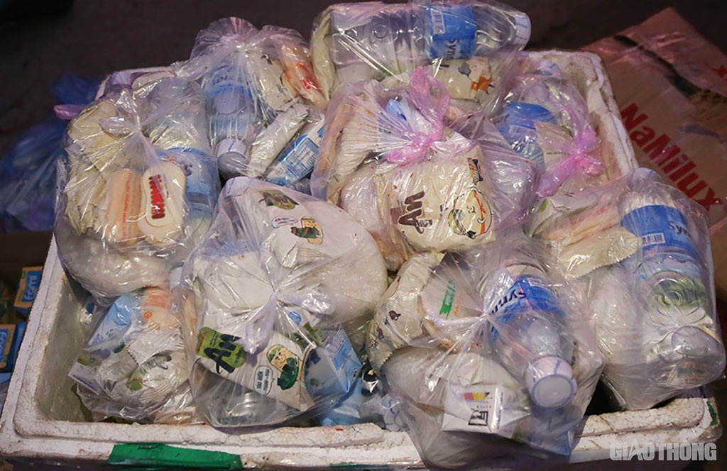 D&ugrave; trời đ&atilde; tối nhưng tr&ecirc;n tuyến đường tr&aacute;nh TP H&agrave; Tĩnh c&aacute;c đo&agrave;n cứu trợ vẫn hối hả tiếp tế nhu yếu phẩm v&agrave;o cho người d&acirc;n v&ugrave;ng lũ.