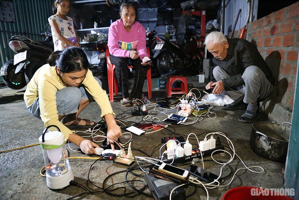 Gia đ&igrave;nh anh Nguyễn Thừa B&igrave;nh (30 tuổi, ở th&ocirc;n Đ&ocirc;ng Nam L&yacute;, x&atilde; Cẩm B&igrave;nh) l&agrave;m nghề sửa xe m&aacute;y, c&oacute; m&aacute;y nổ n&ecirc;n đ&atilde; ph&aacute;t điện cho gia đ&igrave;nh v&agrave; người d&acirc;n xung quanh đến nạp pin điện thoại để li&ecirc;n lạc với gia đ&igrave;nh, người th&acirc;n v&agrave; lực lượng chức năng.