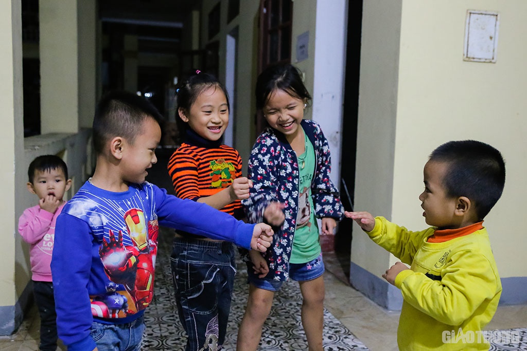 Trong mưa lũ, c&aacute;c ch&aacute;u nhỏ đang sơ t&aacute;n Trường THPT Cẩm B&igrave;nh vẫn hồn nhi&ecirc;n v&ocirc; tư chơi đ&ugrave;a, chơi tr&ograve; oẳn t&ugrave; t&igrave;.