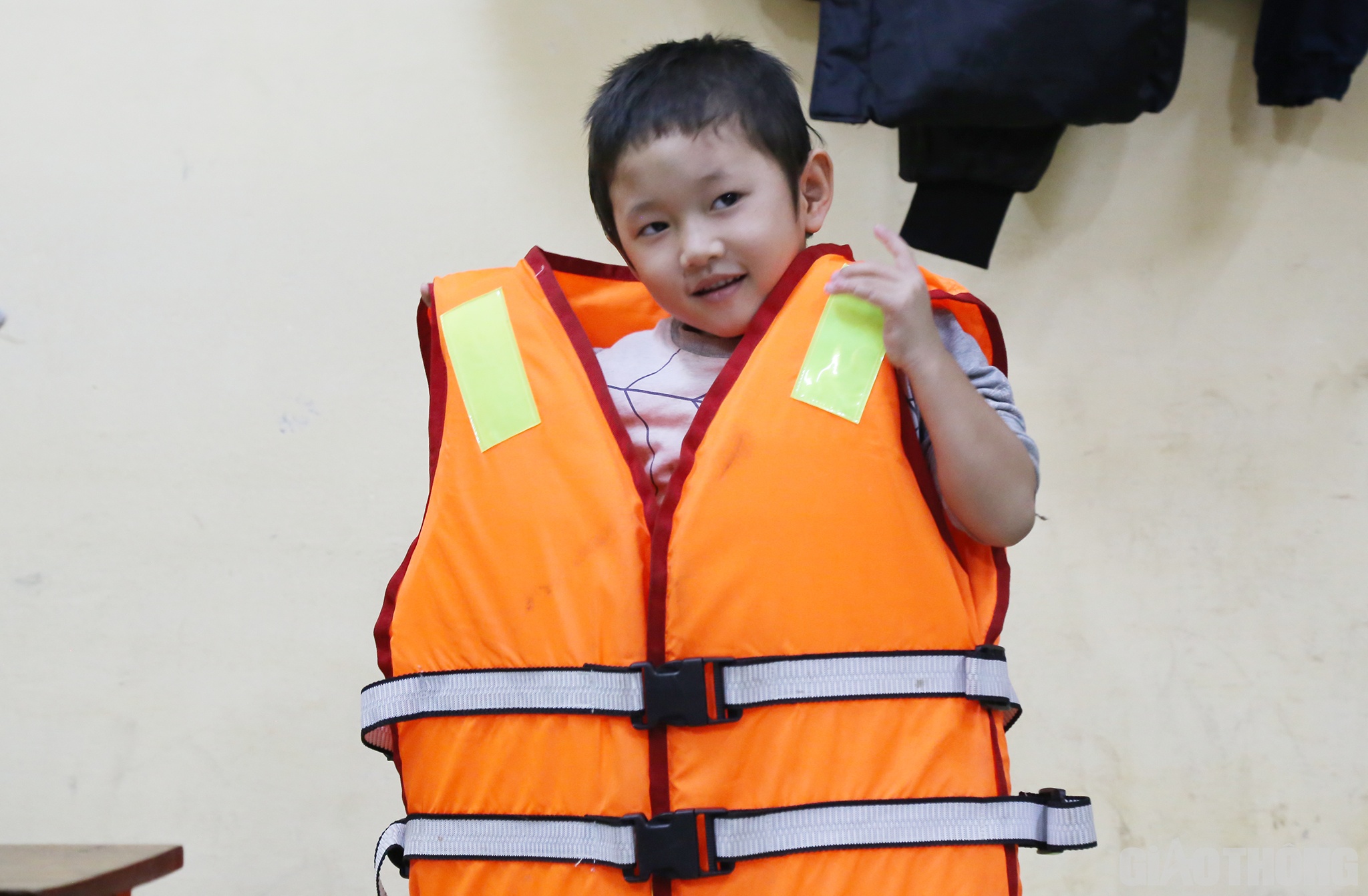 C&oacute; bạn nhỏ kh&aacute;c đang sơ t&aacute;n tại đ&acirc;y lại biến chiếc &aacute;o phao cứu hộ th&agrave;nh buổi biểu diễn thời trang tạo tiếng cười cho &ocirc;ng b&agrave; v&agrave; mọi người xung quanh.