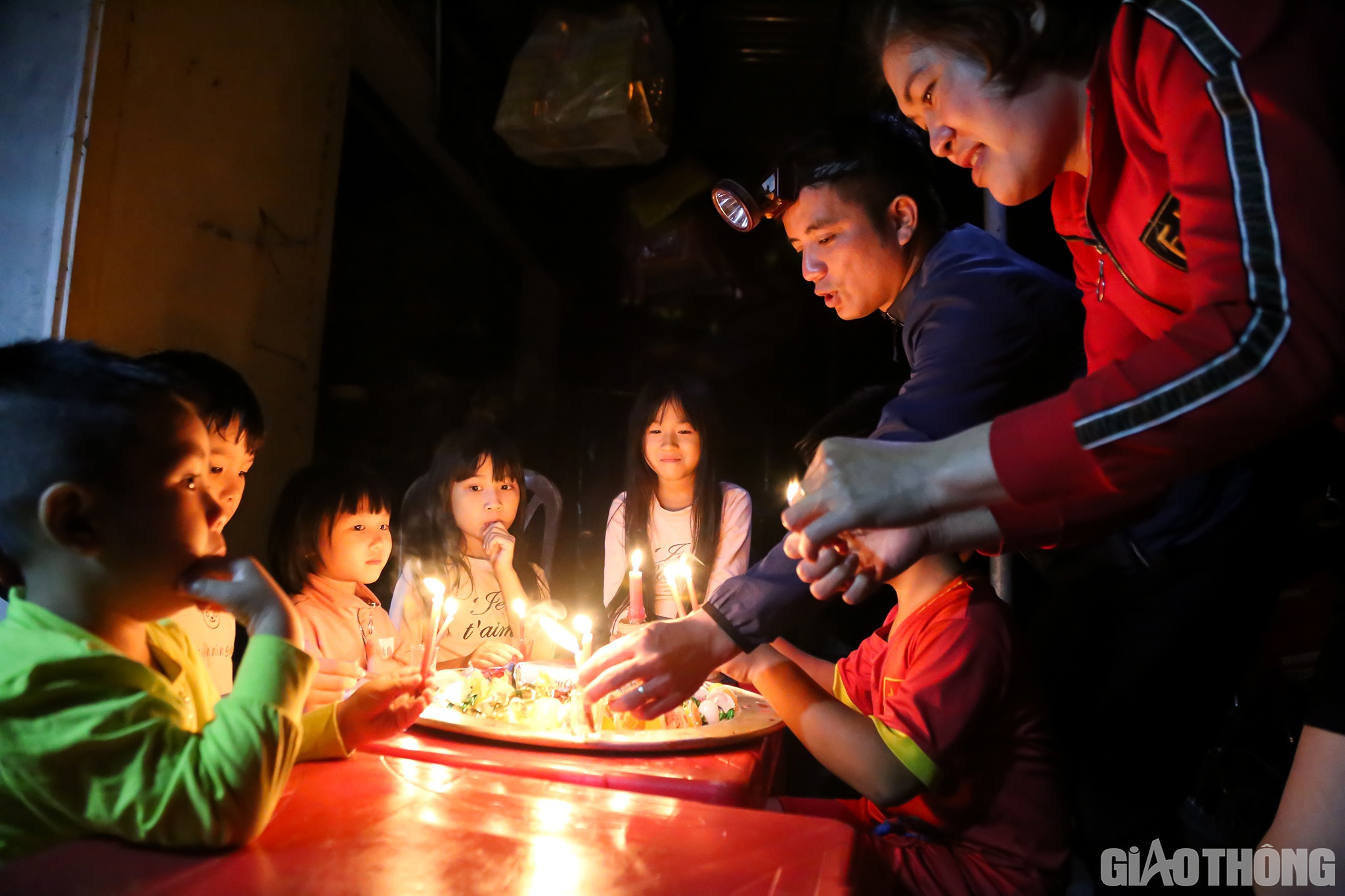 D&ugrave; nước lũ c&ograve;n ngập trắng bốn bề, điện mất nhưng em Nguyễn Thị Th&ugrave;y Trang (10 tuổi, t&oacute;c d&agrave;i, ngồi giữa ở th&ocirc;n Đ&ocirc;ng Nam L&iacute;, x&atilde; Cẩm B&igrave;nh) vẫn được bố mẹ v&agrave; gia đ&igrave;nh tổ chức sinh nhật cho.