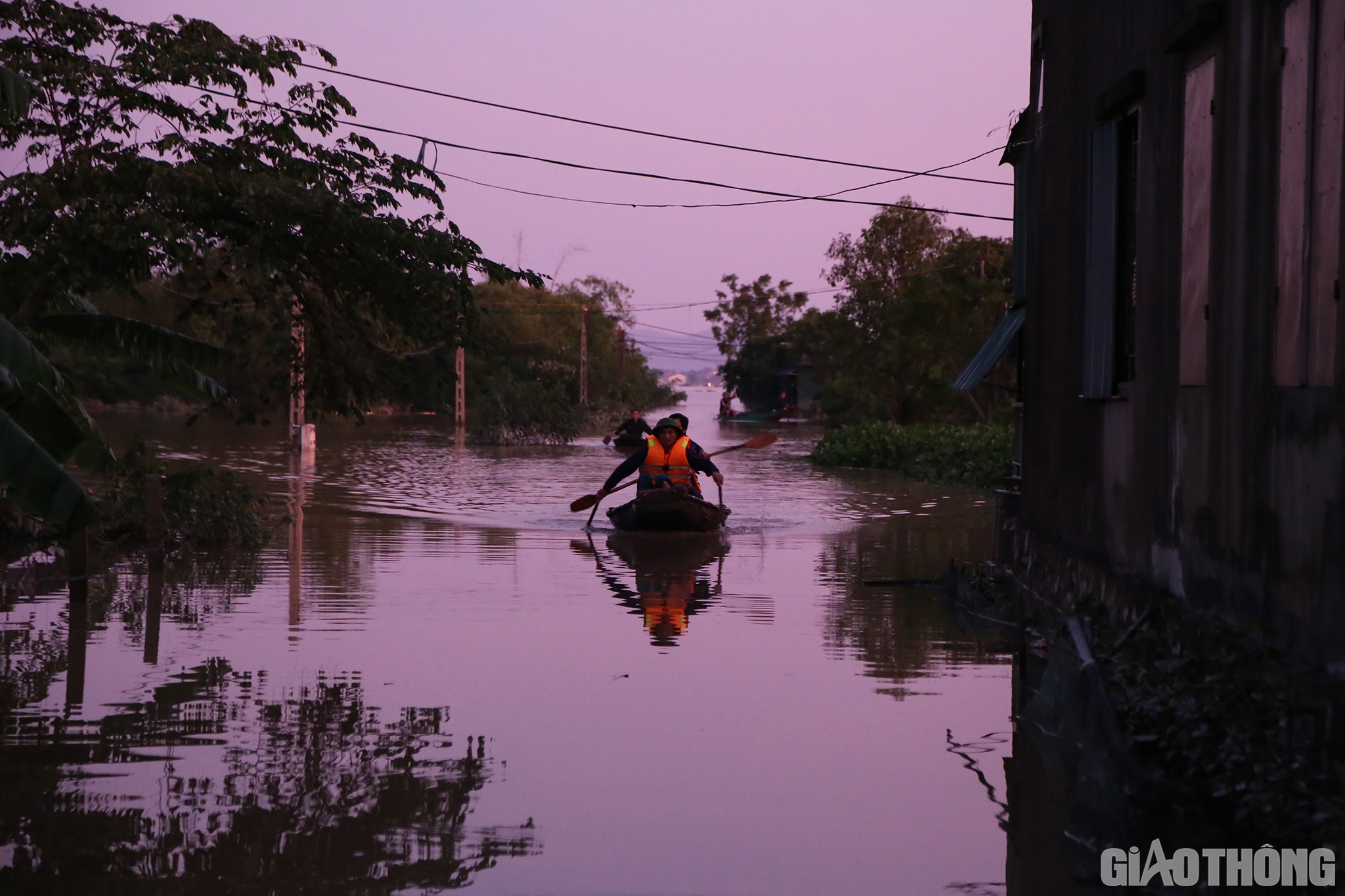 Chiều tối ng&agrave;y 21/10, đường v&agrave;o th&ocirc;n Tam Trung, x&atilde; Cẩm Vịnh, huyện Cẩm Xuy&ecirc;n, tỉnh H&agrave; Tĩnh vẫn ngập s&acirc;u trong nước. Đ&acirc;y cũng l&agrave; thực trạng ở nhiều x&atilde; v&ugrave;ng rốn lũ, ngay dưới hạ du hồ Kẻ Gỗ.