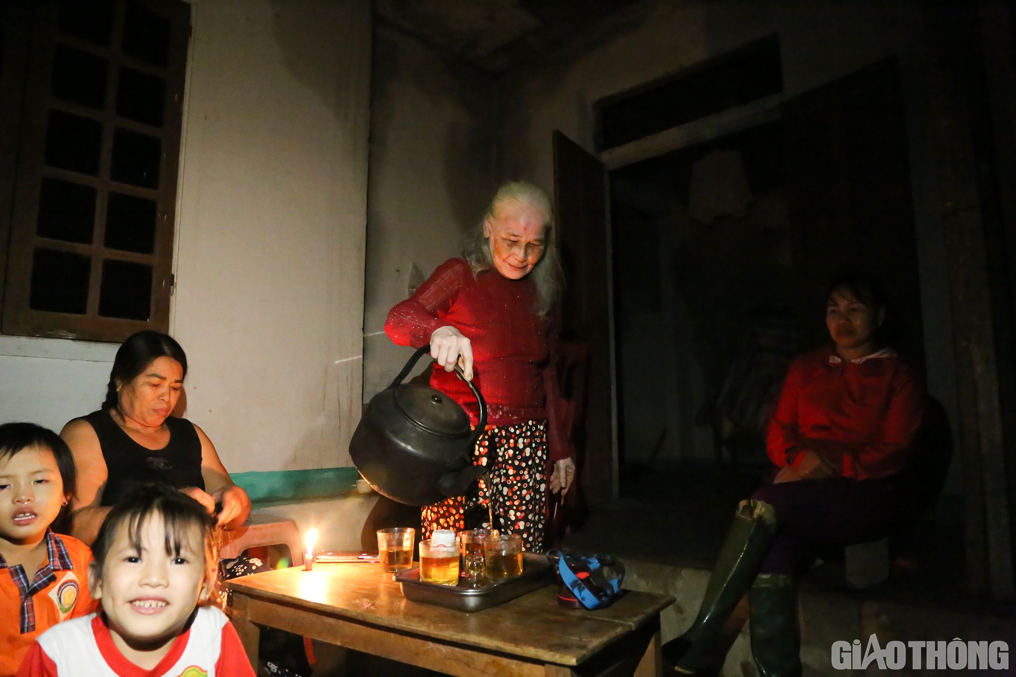 B&agrave; Nguyễn Thị Tứ (68 tuổi, ở th&ocirc;n B&igrave;nh Quang, x&atilde; Cẩm B&igrave;nh) cho biết, h&ocirc;m qua nước v&agrave;o nh&agrave; đến nửa m&eacute;t. H&ocirc;m nay nước r&uacute;t, b&agrave; nấu ấm nước ch&egrave; gọi h&agrave;ng x&oacute;m sang uống v&agrave; n&oacute;i chuyện động vi&ecirc;n nhau vượt qua kh&oacute; khăn.