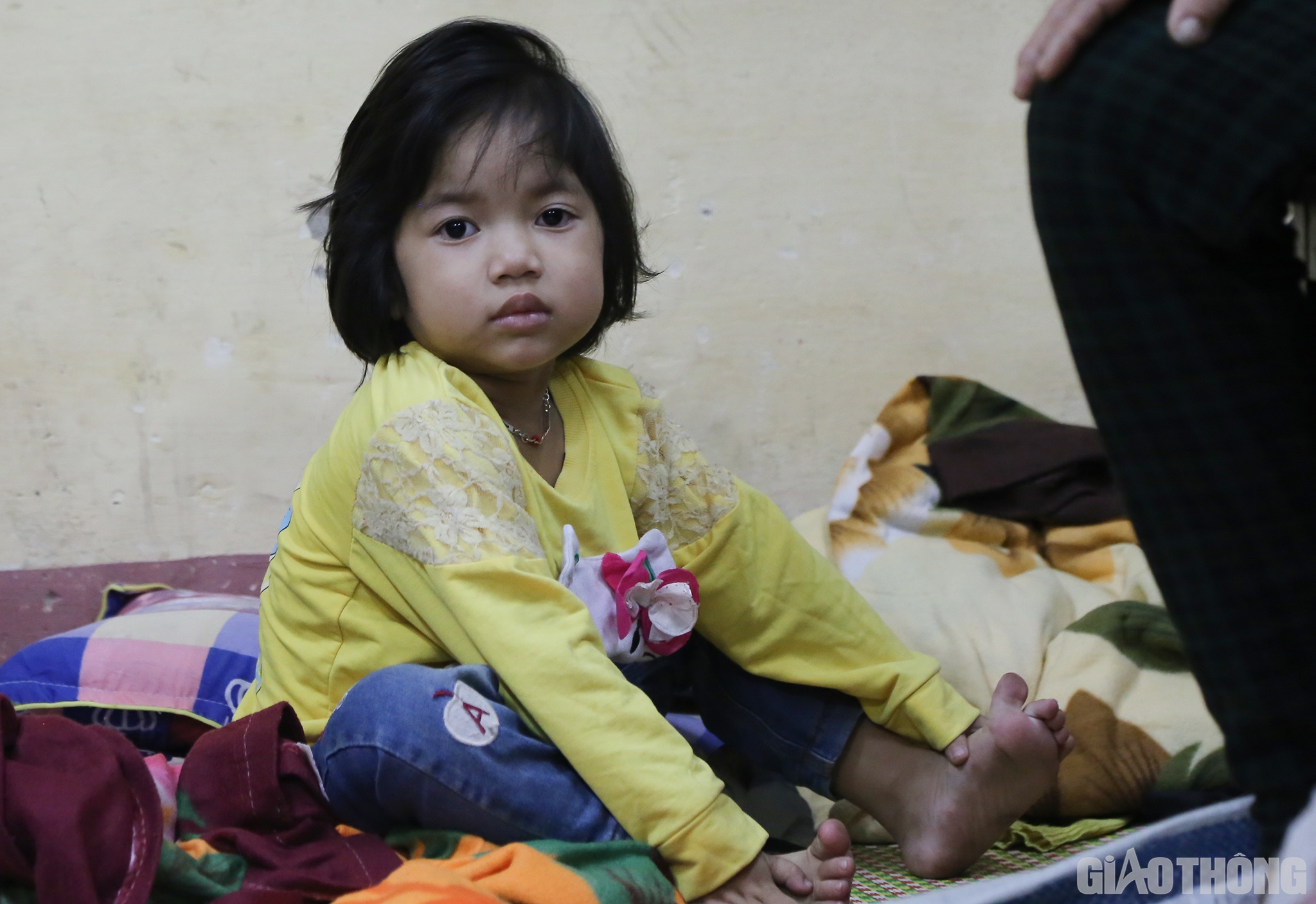 Nhiều người cười to khiến b&eacute; g&aacute;i ở c&ugrave;ng ph&ograve;ng đang mơ ngủ th&igrave; giật th&oacute;t ngồi dậy, kh&ocirc;ng biết chuyện g&igrave; đang xảy ra xung quanh.