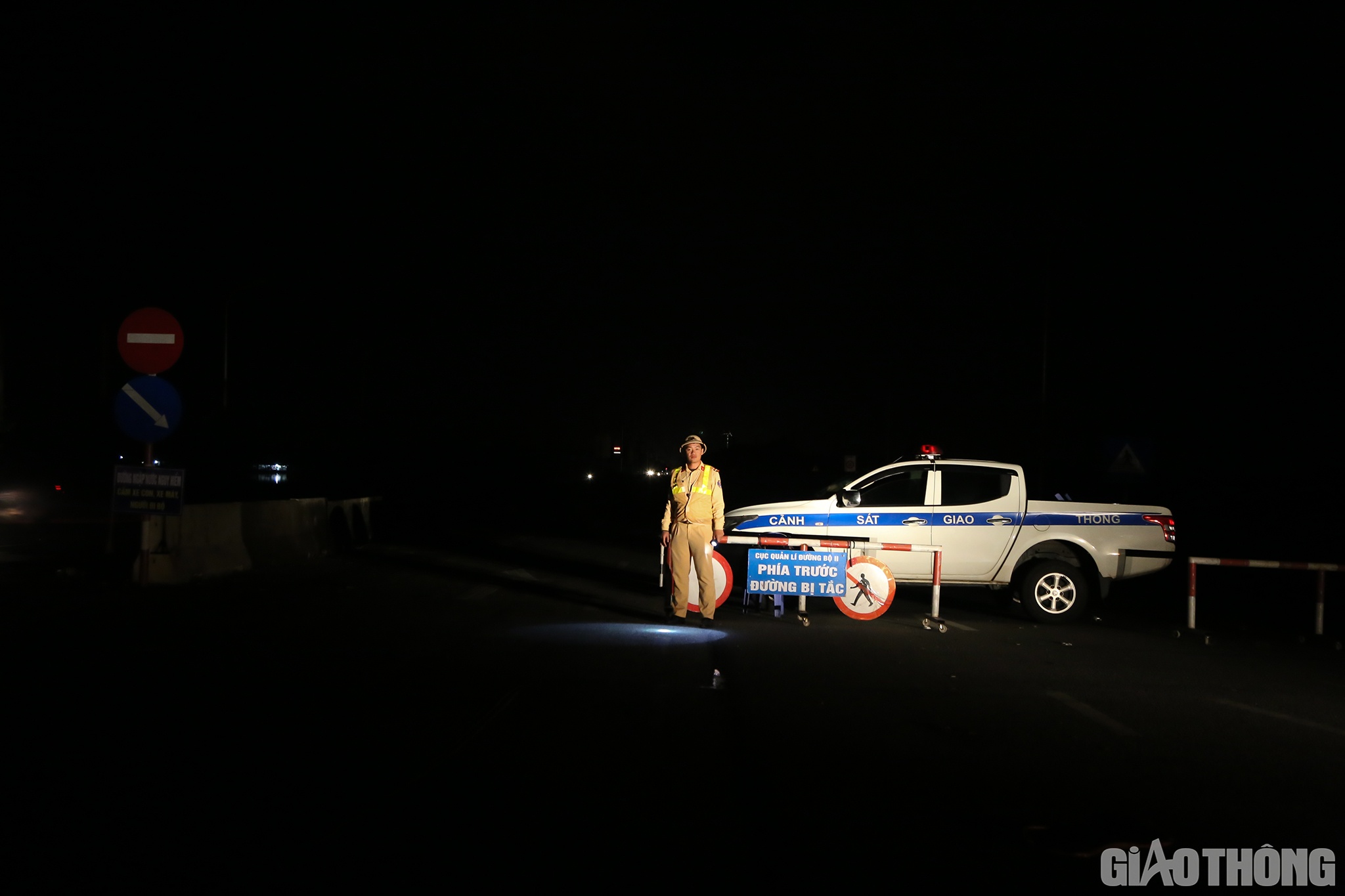 Trong khi đ&oacute;, tại n&uacute;t giao ph&iacute;a Nam QL1 tuyến tr&aacute;nh TP H&agrave; Tĩnh, c&aacute;c chiến sĩ Ph&ograve;ng CSGT C&ocirc;ng an tỉnh H&agrave; Tĩnh vẫn trực g&aacute;c để điều tiết giao th&ocirc;ng để &ocirc; t&ocirc; con 4 chỗ gầm thấp đi l&ecirc;n đường tr&aacute;nh v&igrave; đường nội thị đang c&oacute; điểm ngập s&acirc;u.