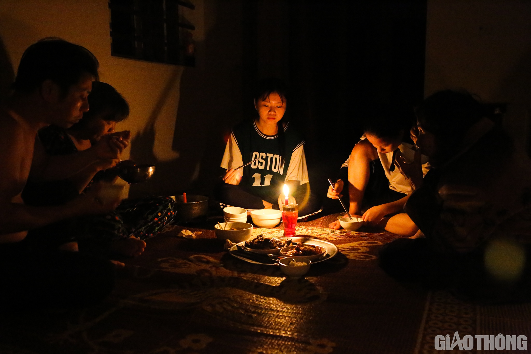 Gọi l&agrave; "đại" gia đ&igrave;nh l&agrave; bởi, từ ng&agrave;y mưa lũ đến nay, gia đ&igrave;nh anh Tuấn c&oacute; th&ecirc;m 8 th&agrave;nh vi&ecirc;n mới từ 3 gia đ&igrave;nh kh&aacute;c bị nước ngập s&acirc;u chuyển qua g&oacute;p gạo ăn chung.