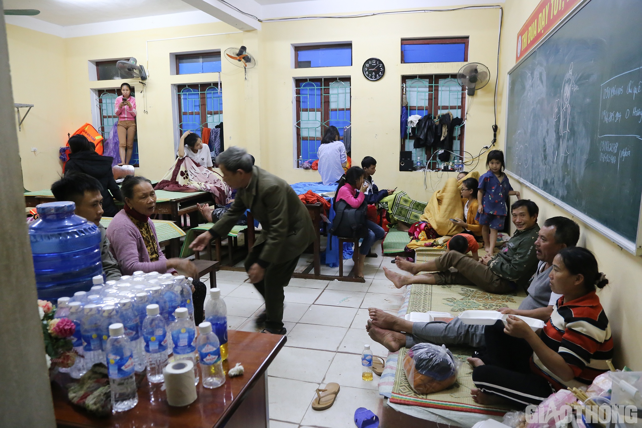 Tối ng&agrave;y 21/10 vẫn c&ograve;n khoảng hơn 200 người d&acirc;n ở x&atilde; Cẩm Th&agrave;nh đang sơ t&aacute;n tại Trường THPT Cẩm B&igrave;nh, huyện Cẩm Xuy&ecirc;n.