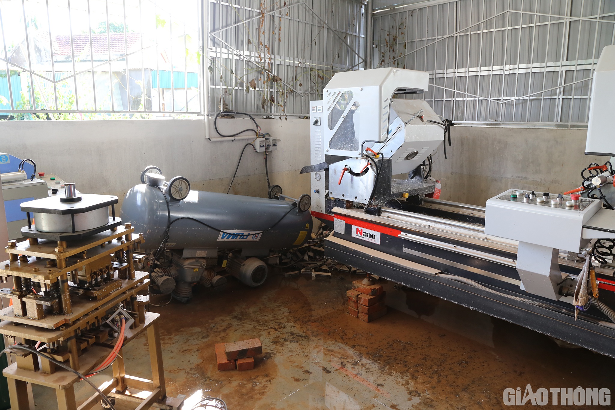 Nước lũ đ&atilde; "vật" chiếc m&aacute;y bơm khổng lồ của một cửa h&agrave;ng ở th&ocirc;n Tam Trung, x&atilde; Cẩm Vịnh, Cẩm Xuy&ecirc;n lật ngửa 4 b&aacute;nh l&ecirc;n trời đồng thời g&acirc;y hư hỏng nhiều m&aacute;y m&oacute;c kh&aacute;c g&acirc;y thiệt hại trăm triệu đồng.