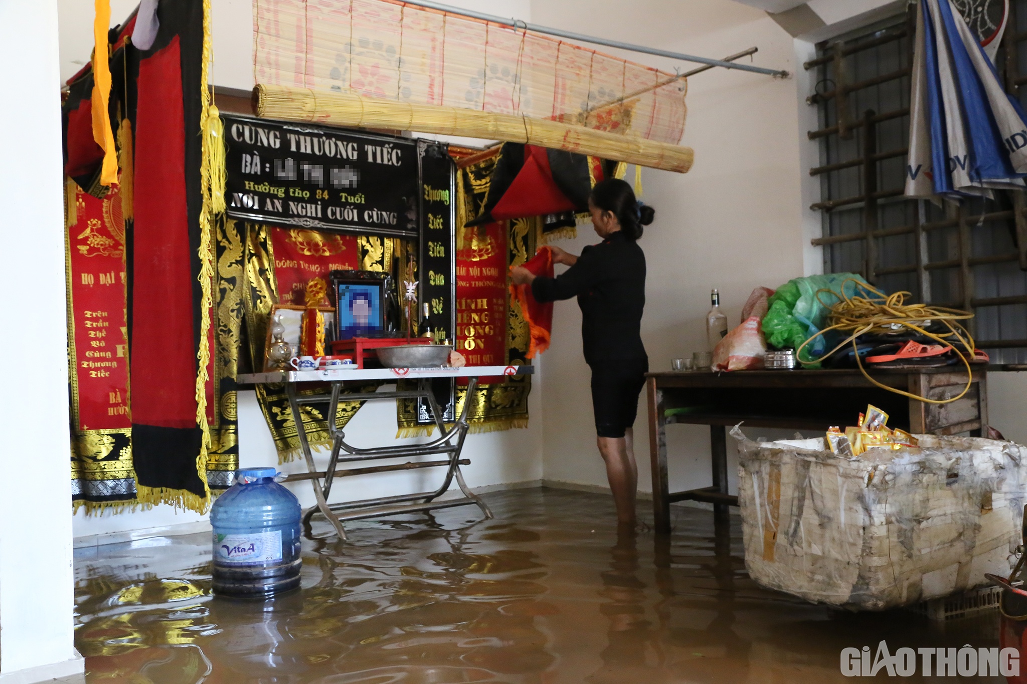 Đến khi nước r&uacute;t, người th&acirc;n mới dọn dẹp, sửa sang lại b&agrave;n thờ cho người đ&atilde; khuất.