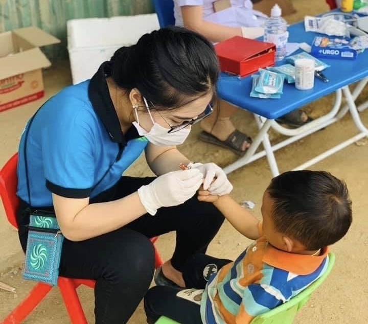 Ngo&agrave;i những giờ bay, V&acirc;n Ly c&ograve;n c&oacute; đam m&ecirc; lớn cho những hoạt động thiện nguyện. C&ocirc; c&ograve;n l&agrave; t&igrave;nh nguyện vi&ecirc;n t&iacute;ch cực của tổ chức &ldquo;Team thiện nguyện H&agrave; Nội&rdquo;, thường xuy&ecirc;n tham gia v&agrave;o c&aacute;c hoạt động từ thiện, quy&ecirc;n g&oacute;p v&agrave; ph&aacute;t qu&agrave; cho c&aacute;c c&aacute; nh&acirc;n c&oacute; ho&agrave;n cảnh kh&oacute; khăn ở v&ugrave;ng s&acirc;u v&ugrave;ng xa. 

B&ecirc;n cạnh đ&oacute;, V&acirc;n Ly cũng t&iacute;ch cực tham gia c&aacute;c hoạt động &yacute; nghĩa hướng đến cộng đồng như thăm hỏi, tặng qu&agrave; những ho&agrave;n cảnh kh&oacute; khăn, l&agrave;m b&aacute;nh trao tặng cho trẻ em ngh&egrave;o... C&ocirc; cũng chia sẻ rằng bản th&acirc;n được truyền cảm hứng từ nữ CEO xinh đẹp, nổi tiếng to&agrave;n Thế giới, Madame Nguyễn Thị Phương Thảo trong c&aacute;c hoạt động cộng đồng, thiện nguyện v&agrave; triết l&yacute; kinh doanh lương thiện.