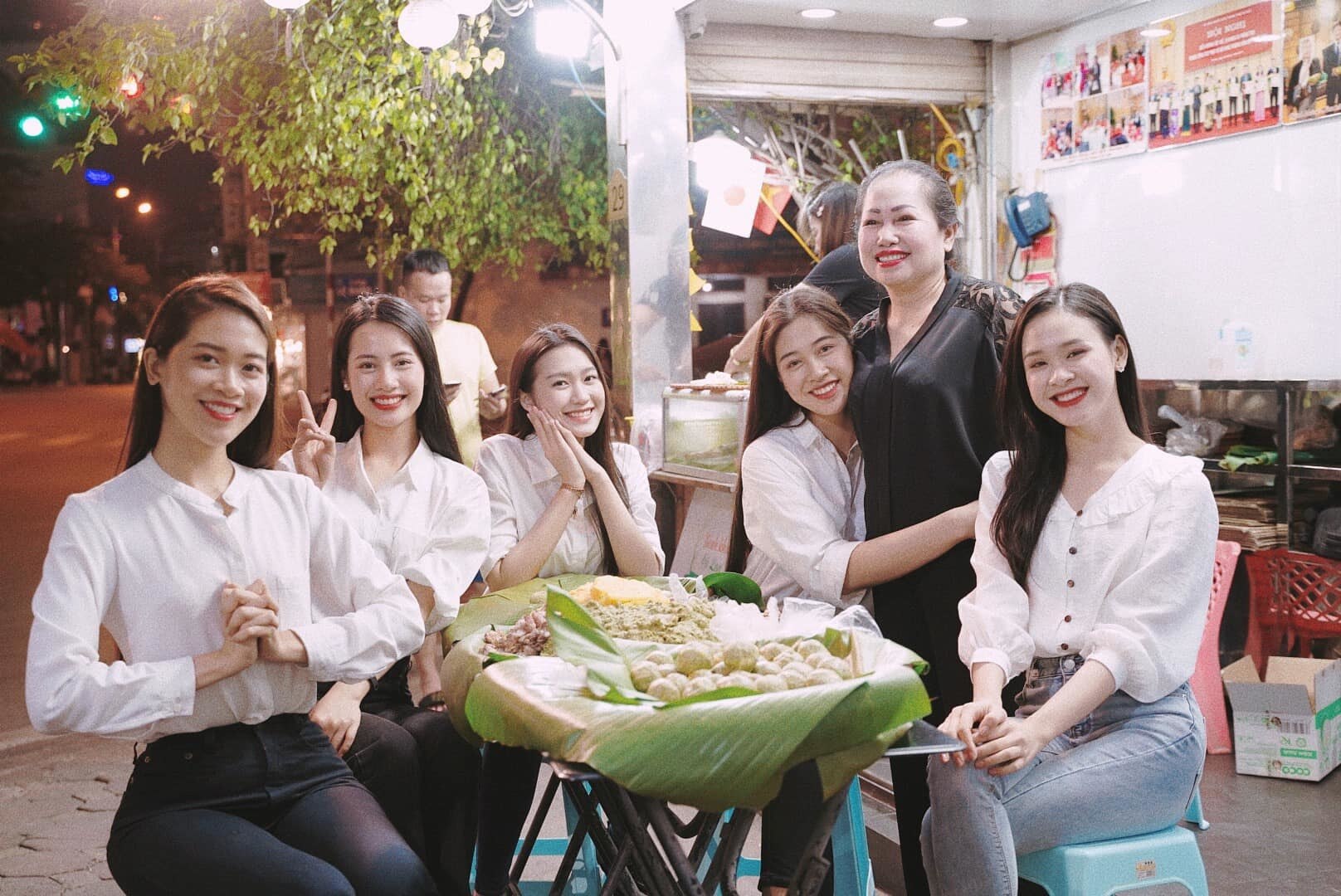 Trong dự &aacute;n nh&acirc;n &aacute;i của Hoa hậu Việt Nam 2020, V&acirc;n Ly ở nh&oacute;m &ldquo;Phi&ecirc;n chợ tử tế&rdquo;. C&ocirc; c&ugrave;ng c&aacute;c th&iacute; sinh Hoa hậu Việt Nam gặp gỡ v&agrave; tr&ograve; chuyện với c&ocirc; Lan &ldquo;b&aacute;nh đ&uacute;c&rdquo;, người lu&ocirc;n thực hiện c&aacute;c chuyến từ thiện với những sản phẩm 0 đồng v&agrave; chủ nh&acirc;n c&acirc;y ATM Gạo &ndash; anh Ho&agrave;ng Tuấn Anh để biết th&ecirc;m về mục đ&iacute;ch v&agrave; th&ocirc;ng điệp họ muốn mang đến khi thực hiện những việc thiện nguyện.