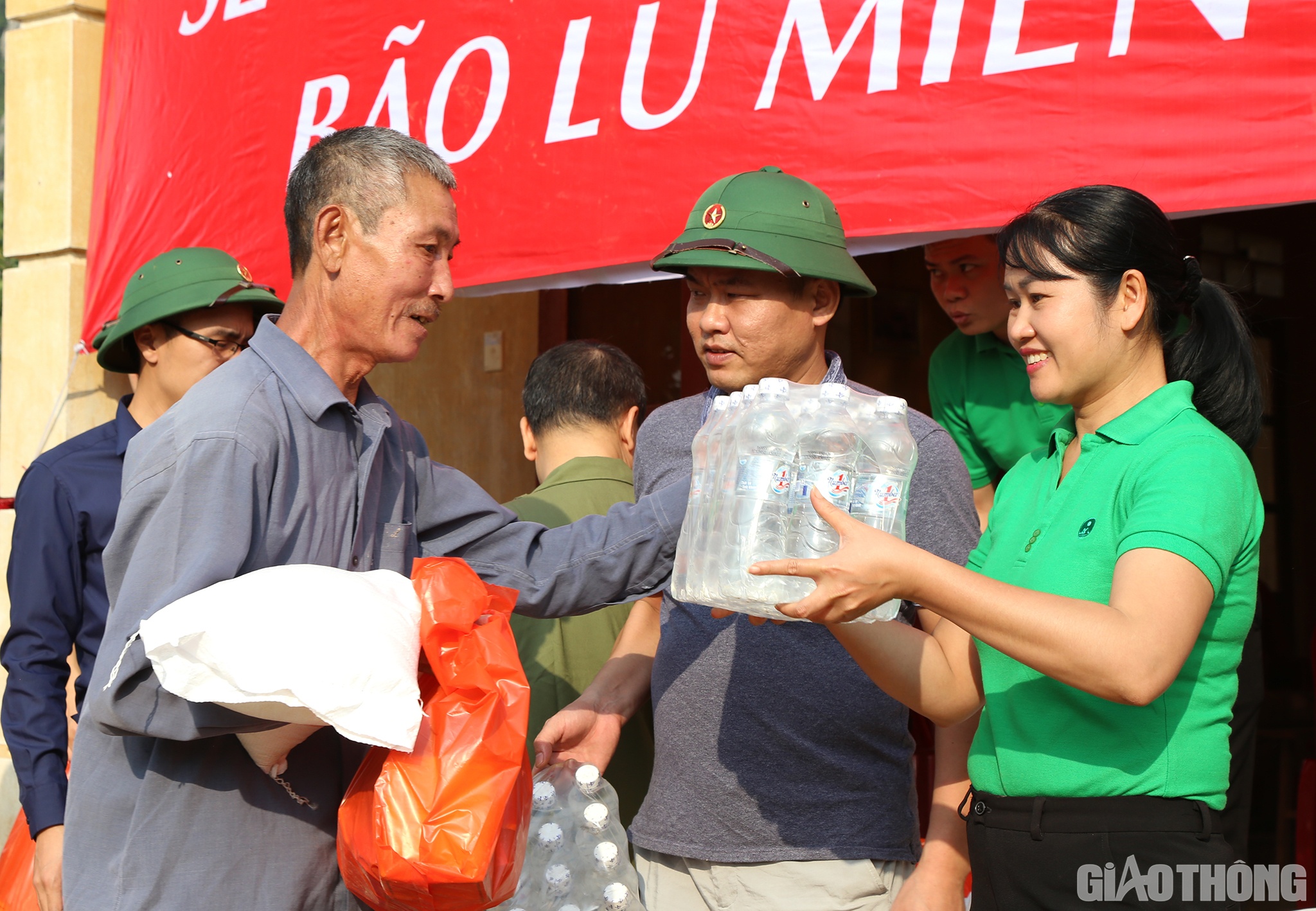 C&ugrave;ng đi với đo&agrave;n c&ograve;n c&oacute; Đại diện C&ocirc;ng ty Mai Linh Quảng B&igrave;nh.