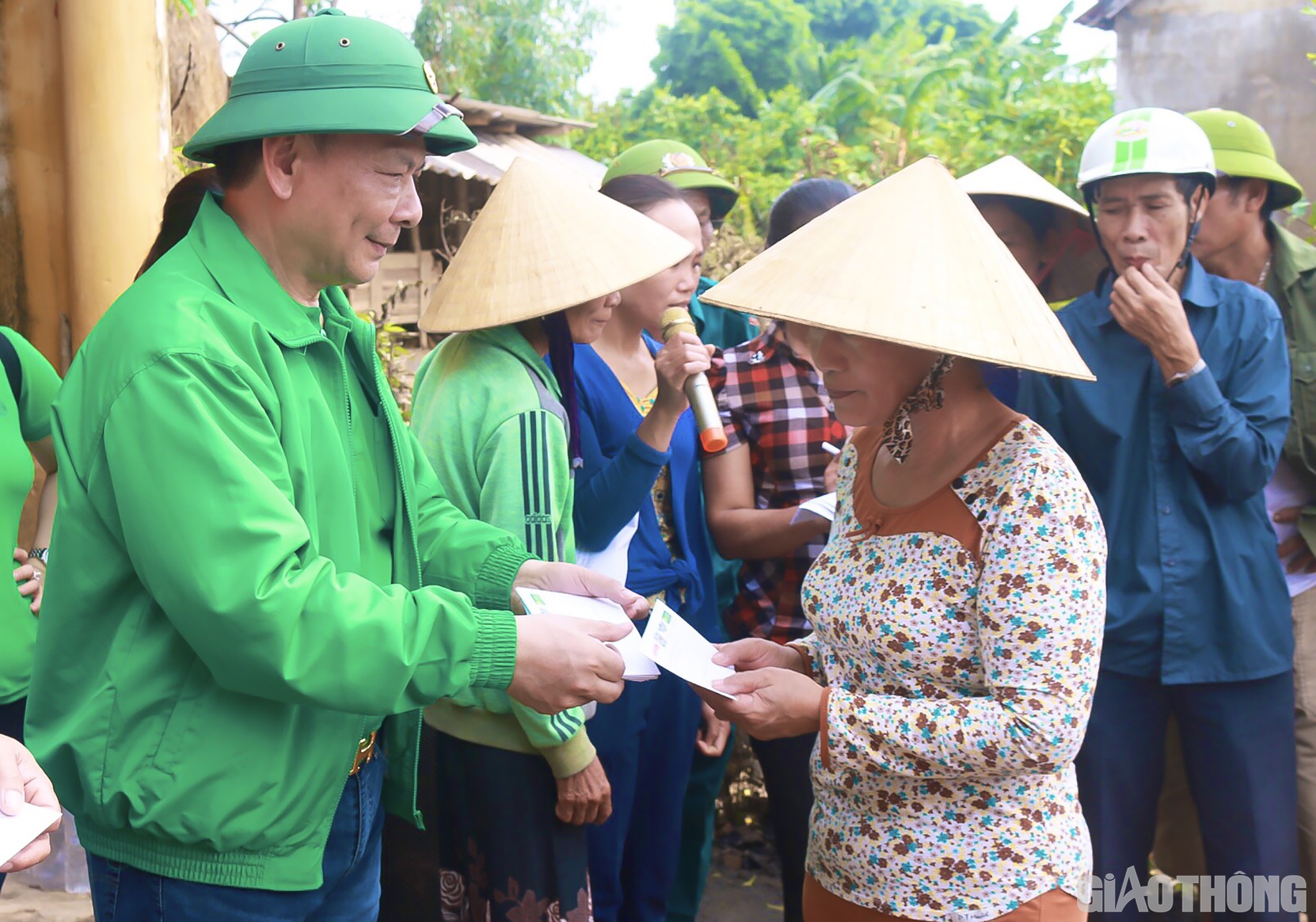 &Ocirc;ng Hồ Huy, Chủ tịch HĐQT, Chủ tịch tập đo&agrave;n Mai Linh trao qu&agrave;, tiếp th&ecirc;m động lực cho b&agrave; con rốn lũ Quảng B&igrave;nh.