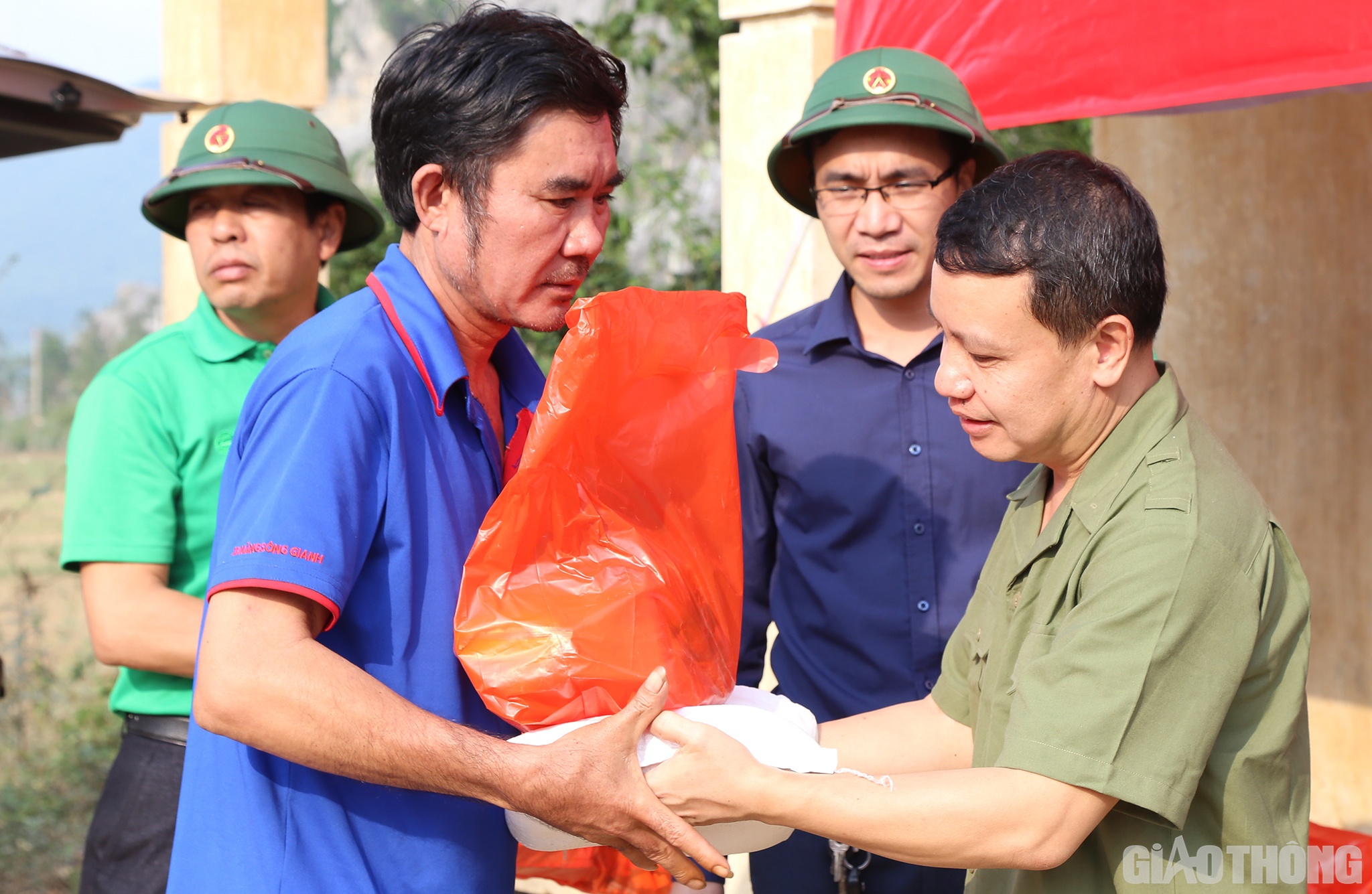 Đại diện Hiệp hội taxi H&agrave; Nội trao qu&agrave; cho người d&acirc;n rốn lũ Quảng B&igrave;nh.