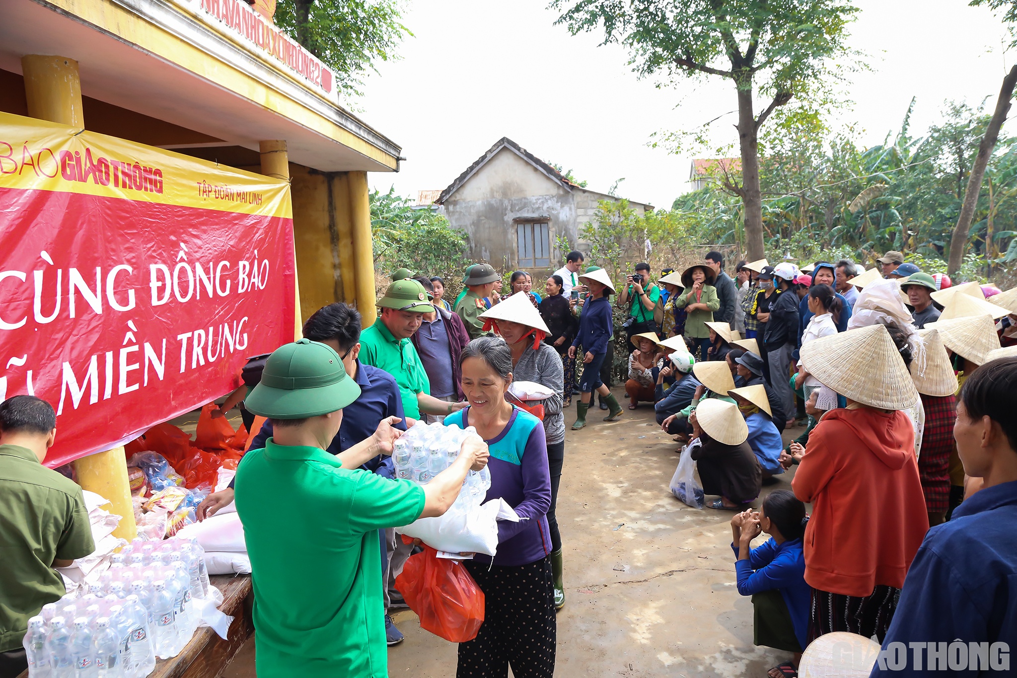 S&aacute;ng 27/10, B&aacute;o Giao th&ocirc;ng c&ugrave;ng Tập đo&agrave;n Mai Linh, Hiệp hội Vận tải &ocirc; t&ocirc; Việt Nam, Hiệp hội taxi H&agrave; Nội đ&atilde; về động vi&ecirc;n, chia sẻ v&agrave; trao qu&agrave; cho đồng b&agrave;o rốn lũ Quảng B&igrave;nh. Điểm đến đầu ti&ecirc;n l&agrave; th&ocirc;n Đ&ocirc;ng 2, x&atilde; Hiền Ninh, huyện Quảng Ninh, tỉnh Quảng B&igrave;nh, một trong những nơi nước lũ ngập s&acirc;u nhất, g&acirc;y rất nhiều thiệt hại cho b&agrave; nh&acirc;n d&acirc;n.