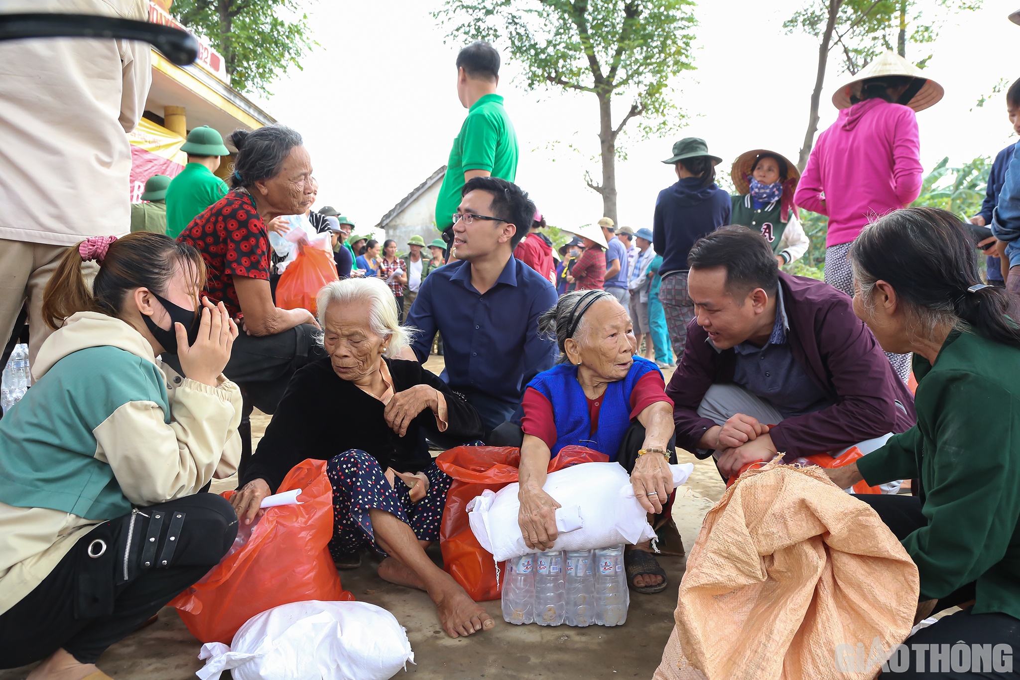 Nh&agrave; b&aacute;o Ng&ocirc; Thanh v&agrave; nh&agrave; b&aacute;o Trần Duy, đại diện B&aacute;o Giao th&ocirc;ng động vi&ecirc;n b&agrave; con rốn lũ Minh H&oacute;a cố gắng vượt qua kh&oacute; khăn, sớm vươn l&ecirc;n ổn định cuộc sống.